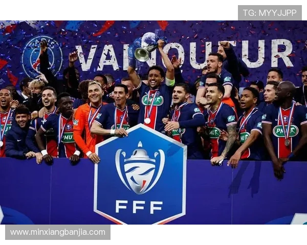 伯顿与曼城阵容对比分析揭示两队实力差异与战术特点 伯顿与曼城阵容对比分析揭示两队实力差异与战术特点