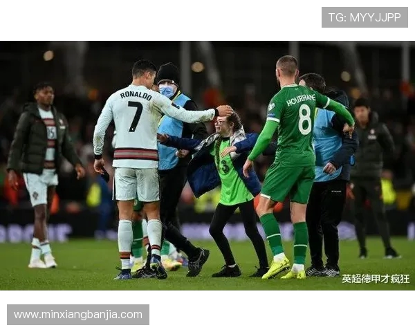 欧冠赛场惊现奇葩瞬间球迷冲入场内夺走C罗球衣 欧冠赛场惊现奇葩瞬间球迷冲入场内夺走C罗球衣